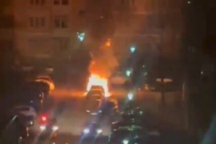 Zapaljena dva automobila na Grbavici, policija traži počinioce (VIDEO)