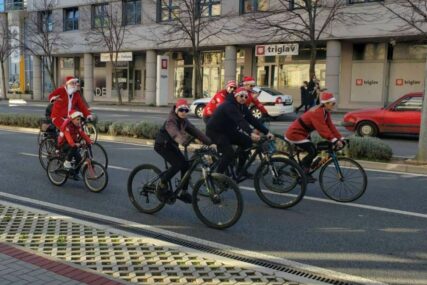 "HO-HO-HO!" ODJEKIVALO MOSTAROM Djeda Mrazevi na biciklima i "naoružani" slatkišima provozali se i obradovali mlade
