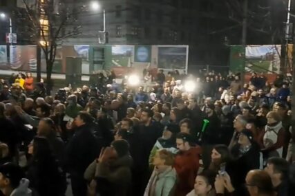 Građani stigli ispred Palate pravde u Beogradu i poručili: "Pustite ih sve!" (VIDEO)