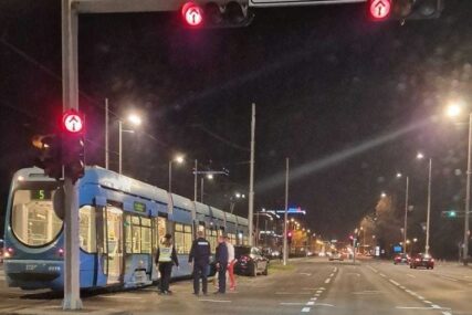 NESVAKIDAŠNJA "SAOBRAĆAJKA" U ZAGREBU  Zabio se u tramvaj s BMW-om (VIDEO)