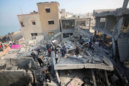 Palestinska civilna zaštita spašava stotine ljudi zarobljenih pod srušenim zgradama