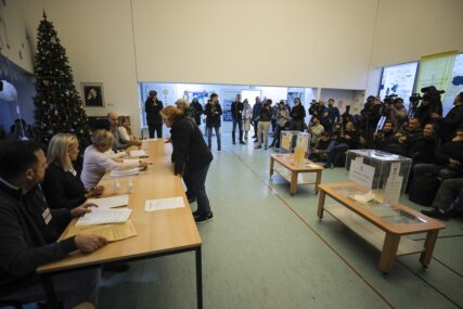 Otvorena biračka mjesta u Srbiji: Građani glasaju na vanrednim izborima