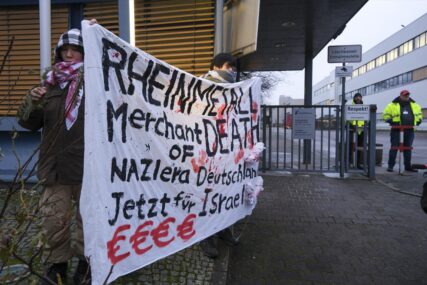 Protest ispred kompanije Rheinmetall u Berlinu: Zaustavite prodaju oružja Izraelu (FOTO)