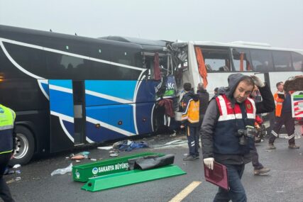 Turska: U lančanom sudaru na autoputu poginulo deset, a povrijeđeno 59 osoba (FOTO)
