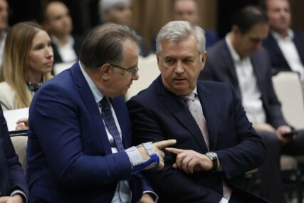 Šta se desilo sa desnom rukom premijera Nikšića?