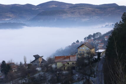 KAMERE BOSNAINFO SNIMILE Dok Sarajlije s maskama šetaju gradom, pogled s Trebevića pokazuje zabrinjavajuću sliku kotline (FOTO)