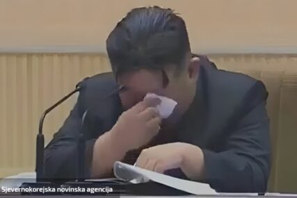 Kim Jong-un se rasplakao obraćajući se ženama: “Rađajte više djece, molim vas” (VIDEO)