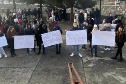 Maturanti u Gračanici održali proteste: Nećemo maturu, hoćemo praksu i grijanje”