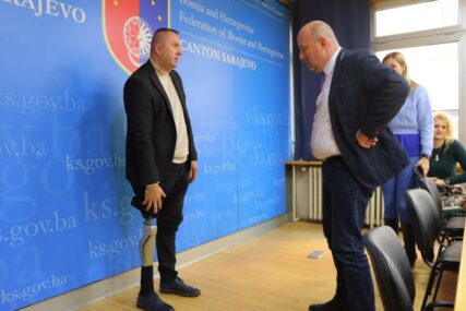 Ministar zdravstva Enis Hasanović dodijelio pet bioničkih proteza osobama sa invaliditetom u KS-u