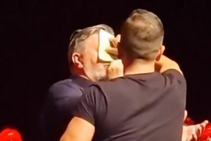 "To pljuvanje, na čelo" Haos na nastupu Šerifa Konjevića zbog bakšiša, pjevač se ZALETIO NA MLADIĆA koji se popeo na binu (VIDEO)