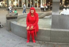 "Crveno sam nosila kad mi je mama umrla i sestra poginula" Zorica iz Tuzle je “ALERGIČNA NA DRUGE BOJE”, osmislila je čak i svoju sahranu u ovoj nijansi (FOTO)