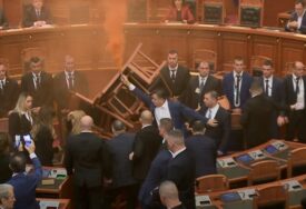 Haos u albanskom parlamentu. Aktivirali dimne bombe, zastupnik pokušao zapaliti parlament (VIDEO)