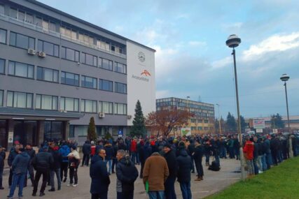 Radnici ArcelorMittala Zenica u štrajku već treći dan protestiraju pred upravnom zgradom