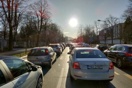 Ogromna gužva u centru Banja Luke, glavna ulica skoro blokirana (VIDEO)