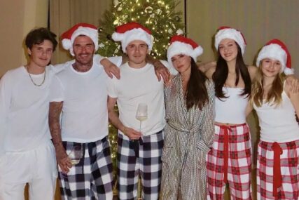 Victoria Beckham objavila božićnu čestitku, kritike fanova zbog jednog detalja