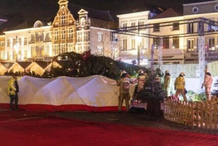 Ogromna božićna jelka pala na troje ljudi na sajmu u Belgiji, jedna osoba preminula