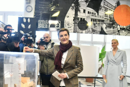 Ana Brnabić s partnericom i sinom glasala na izborima (FOTO)