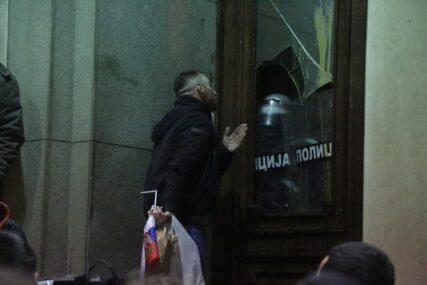 Policija razbija demonstracije u Beogradu, počela i privođenja: Uhapšeni studenti