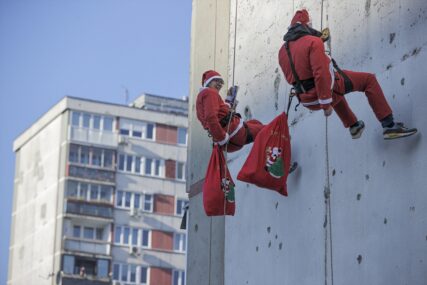 Iznenađenje za sarajevske mališane: Djeda mrazevi se s krova zgrade spustili do vrtića  (FOTO)