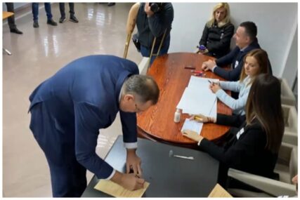 Prekršio pravila: Dodik pred svima zaokružio glasački listić (VIDEO)