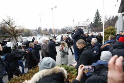 Dodik stigao na Sud BiH, ovaj put pozdravio okupljene