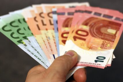 Jedna firma u Sloveniji će svakom svom radniku dati čak 5000 eura božićnice!
