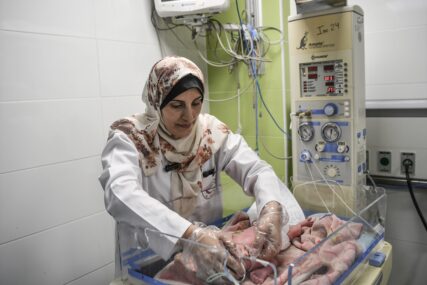 Doktori u Gazi spasili bebu iz utrobe majke na samrti: "Čak i ako preživi, rođena je kao siroče"