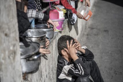 Rizik od gladi u Gazi: Djeca čekaju u redu za obrok