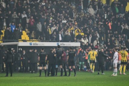 Novi skandal potresa turski fudbal: Igrači zbog suđenja napustili teren (VIDEO)