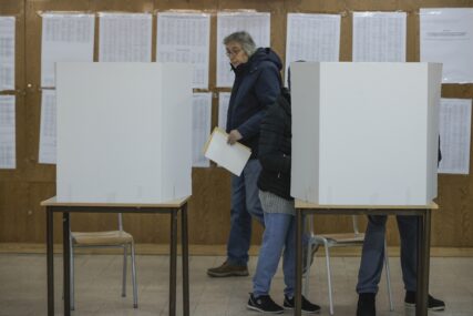 Zabilježene brojne nepravilnosti na izborima u Srbiji, organizirano dovođenje birača iz BiH i Kosova
