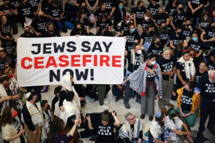 Jevrejski aktivisti vezali se lancima za ogradu Bijele kuće