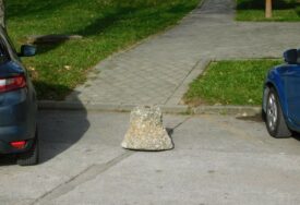 Umjetnička borba za parking mjesto: Kamenom postavkom čuvaju se mjesta za limenog ljubimca (FOTO)