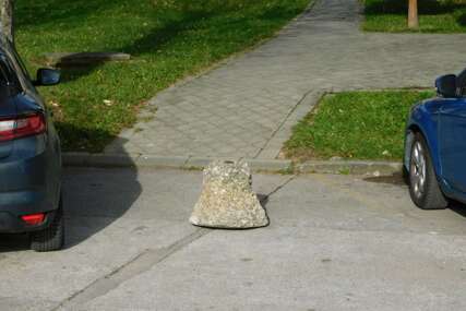 Umjetnička borba za parking mjesto: Kamenom postavkom čuvaju se mjesta za limenog ljubimca (FOTO)