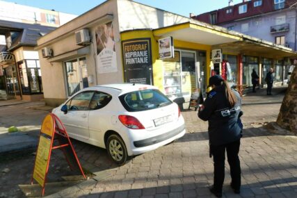 Na radnom mjestu sarajevske policajke: Vlasnik "pežoa" zaradio kaznu za parkiranje