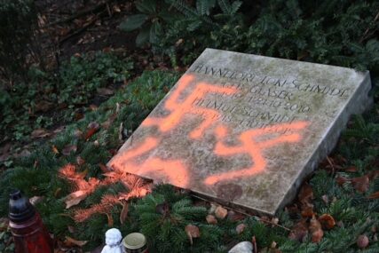 Grob bivšeg njemačkog kancelara Schmidta išaran kukastim križevima