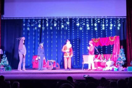 Amaterska pozorišna scena goraždanskim mališanima poklonila predstavu 'Potraga za Djeda Mrazom'