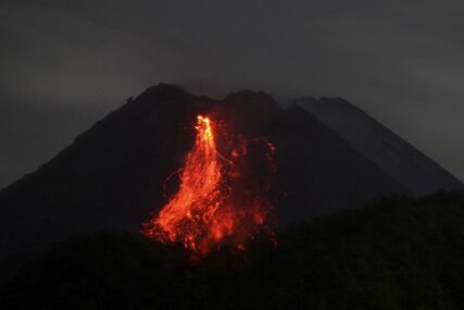 Indonezija: Ponovo eruptirao vulkan Merapi, zatvoren aerodrom na Zapadnoj Sumatri