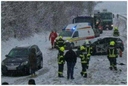 Vozač kamiona iz BiH zbog snijega u Austriji proklizao na putu i udario u nekoliko vozila!