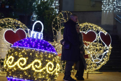 Širom BiH večeras se čeka Nova godina na gradskim trgovima (VIDEO)