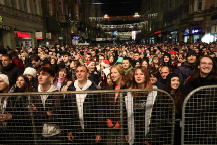 Veliki broj građana večeras je ispred Vječne vatre: Laka i Lela izmamili osmijeh (FOTO)