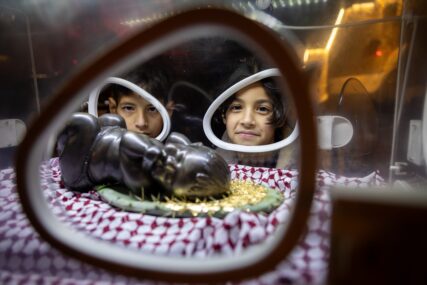 Palestinska umjetnica inkarnirala Isusa Hrista u inkubatoru da bi odala počast bebama ubijenim u Gazi