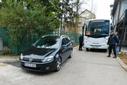 Policijska patrola: Nepropisno parkiranim "golfom" zaustavio školski autobus
