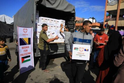 Pomozi.ba - Kamioni iz Egipta stigli u ratnu zonu, podijeljena pomoć Palestincima