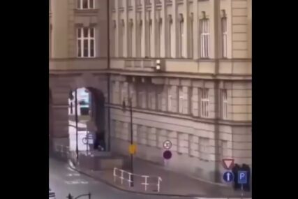 Ljudi skaču sa ivice zgrade kako bi pobjegli od napadača u Pragu (VIDEO)