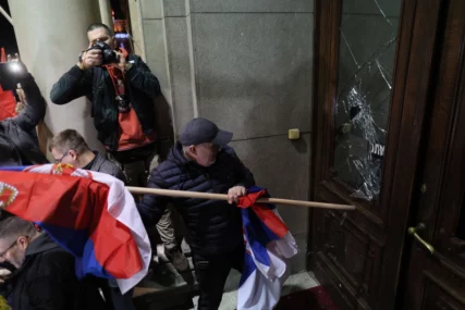 Napeto u Beogradu: Građani i opozicionari pokušavaju ući u zgradu Skupštine, najavljeno i obraćanje Vučića