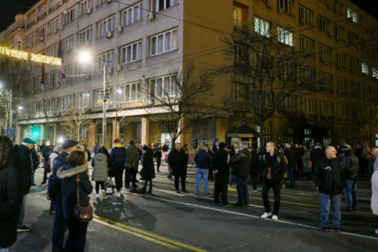 Ispred RTS-a pročitan “slobodni dnevnik”: Završen 11. protest opozicije i građana
