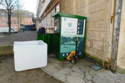U Vogošći postavljen reciklomat za smeće