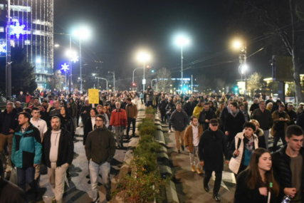 Beograd na nogama, rijeka ljudi ispred policijske  stanice (FOTO, VIDEO)