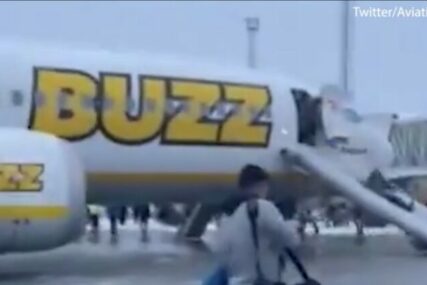 Drama na aerodromu u Stokholmu: Dim iz kokpita se raširio kroz cijeli avion, ljudi bježali u panici (VIDEO)