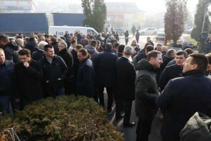 SUĐENJE DODIKU Sudnica popunjena: Oko 200 ljudi ostalo pred Sudom BiH, svi nisu mogli ući